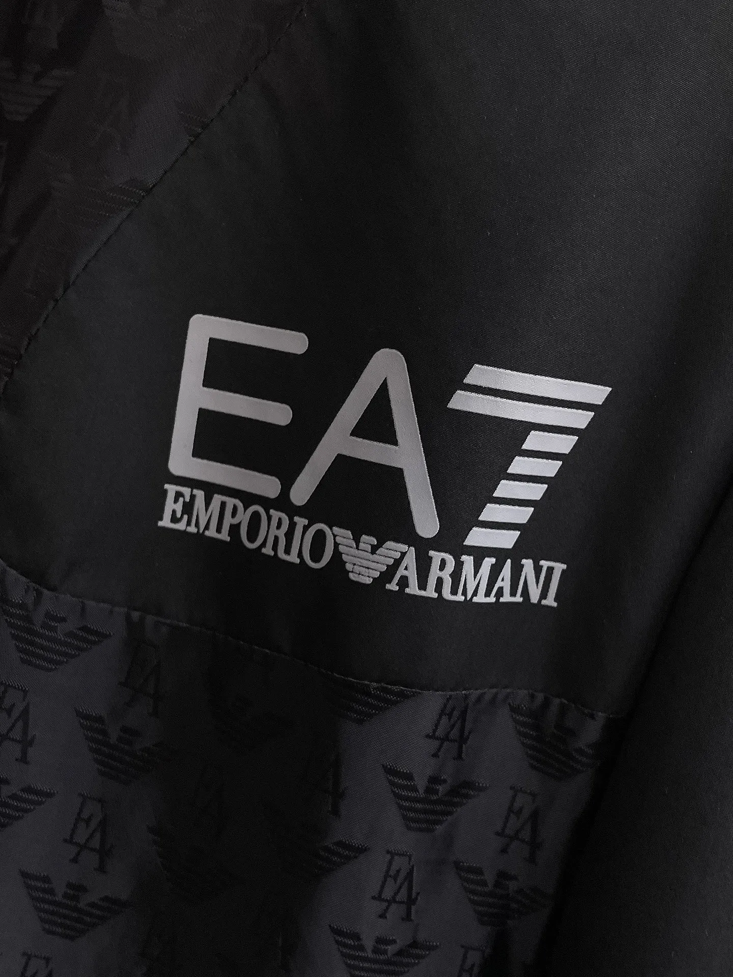Armani official website Same Style, complete with three labels, on sale in advance. 2026 Autumn and Winter New Arrival men's jacket, Original with complete three labels, Premium version. Custom-made fabrics at the counter. Breathable, high comfort, impeccable details, brand element design concept, reflecting high quality. It feels delicate and soft, presents a casual cut, and has a great upper body shape. Sizes: M～3XL,